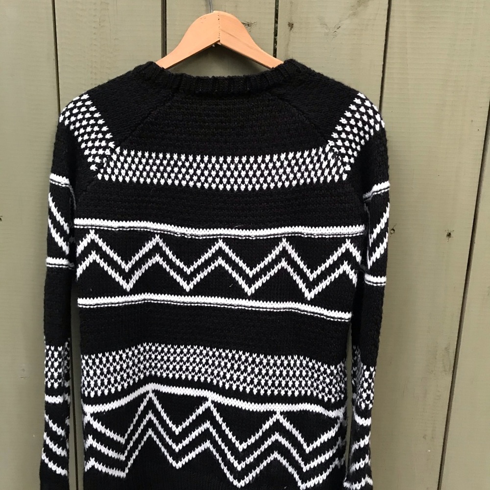 Black and white sweater from F21 - Picture 3 of 4